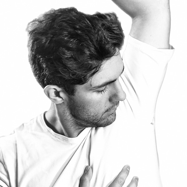 En Nille som granskar sin armhåla